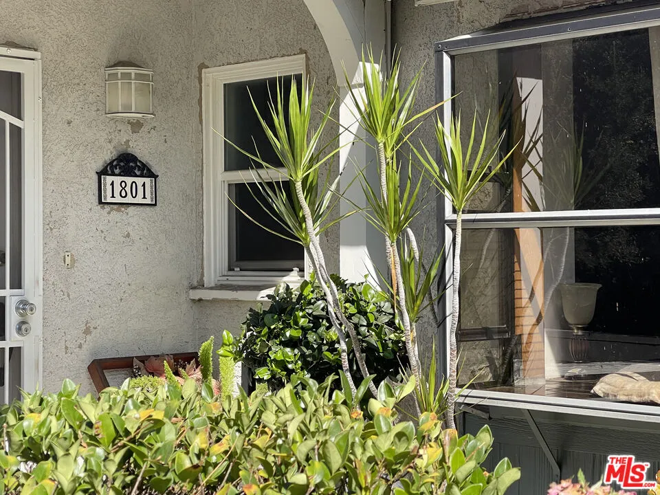 1801 Hillside Drive Glendale, CA 91208