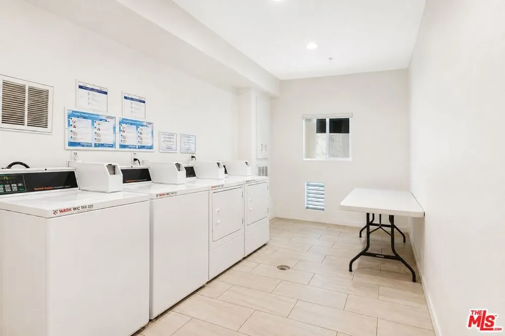 12132 Hart Street #301 North Hollywood, CA 91605