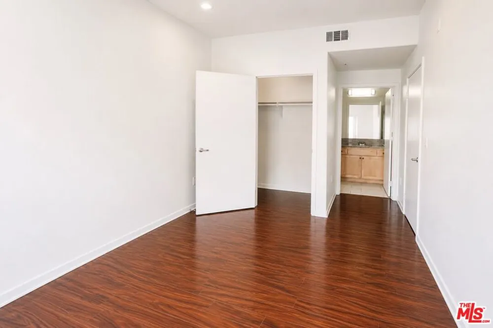 12132 Hart Street #301 North Hollywood, CA 91605