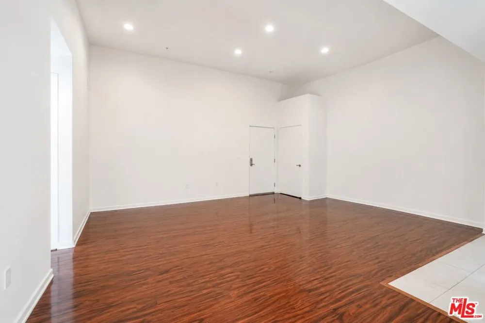12132 Hart Street #301 North Hollywood, CA 91605