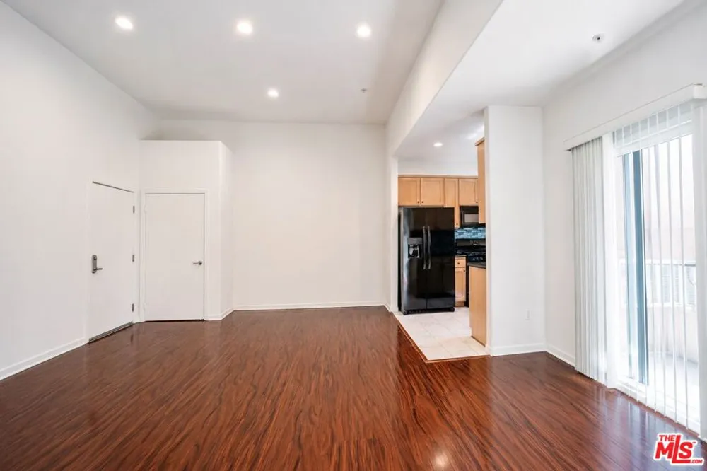 12132 Hart Street #301 North Hollywood, CA 91605