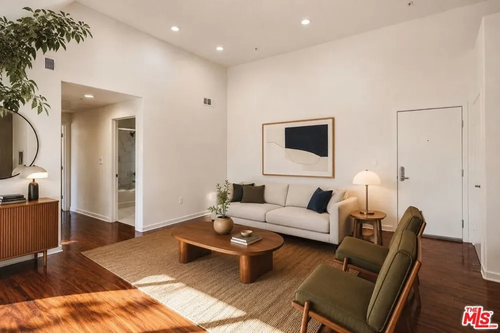 12132 Hart Street #301 North Hollywood, CA 91605