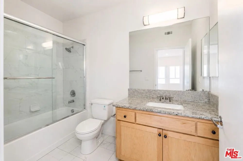 12132 Hart Street #301 North Hollywood, CA 91605