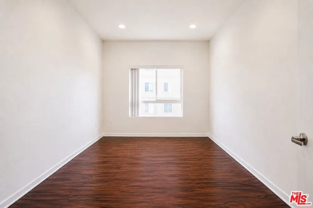 12132 Hart Street #301 North Hollywood, CA 91605