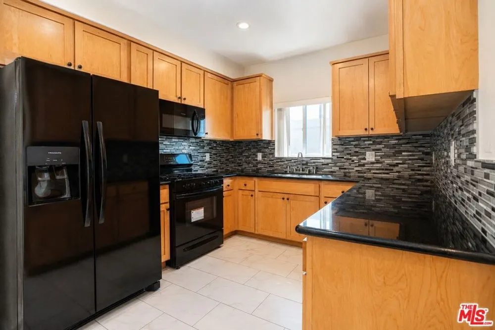 12132 Hart Street #301 North Hollywood, CA 91605