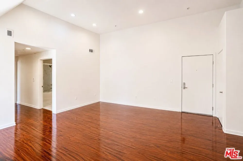 12132 Hart Street #301 North Hollywood, CA 91605