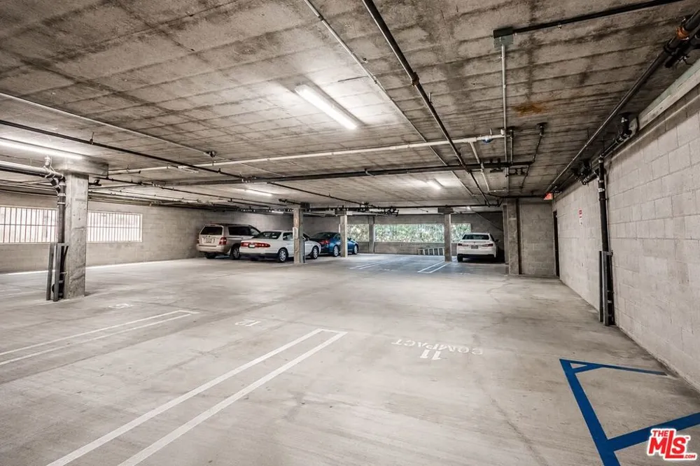 12132 Hart Street #301 North Hollywood, CA 91605