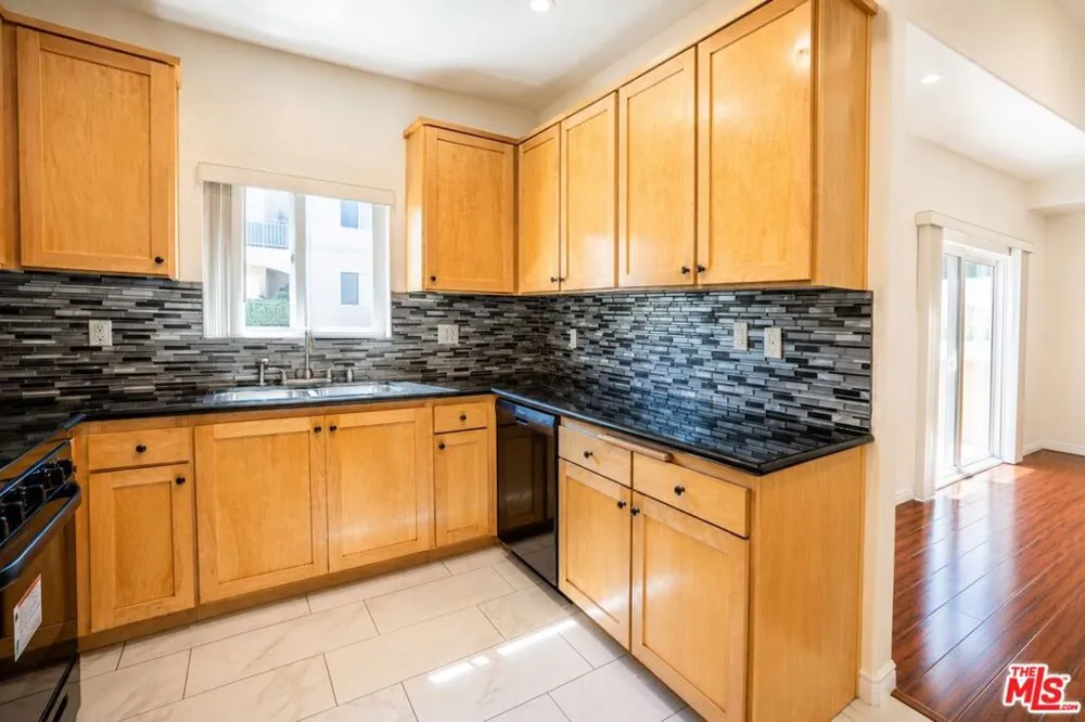 12132 Hart Street #301 North Hollywood, CA 91605