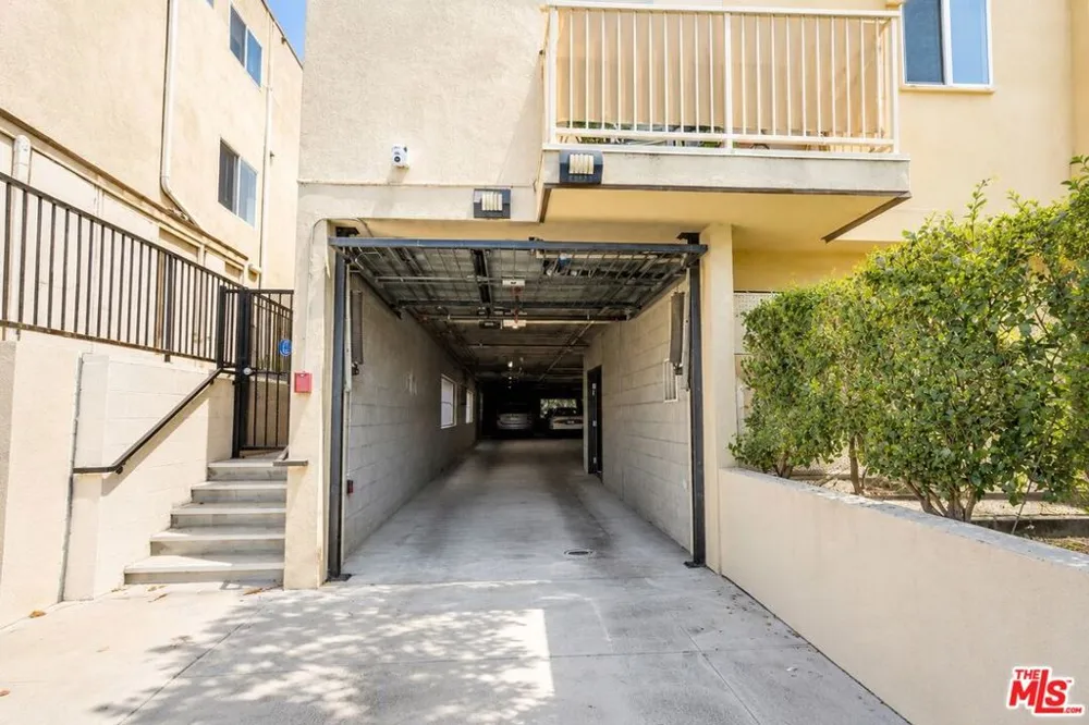 12132 Hart Street #301 North Hollywood, CA 91605