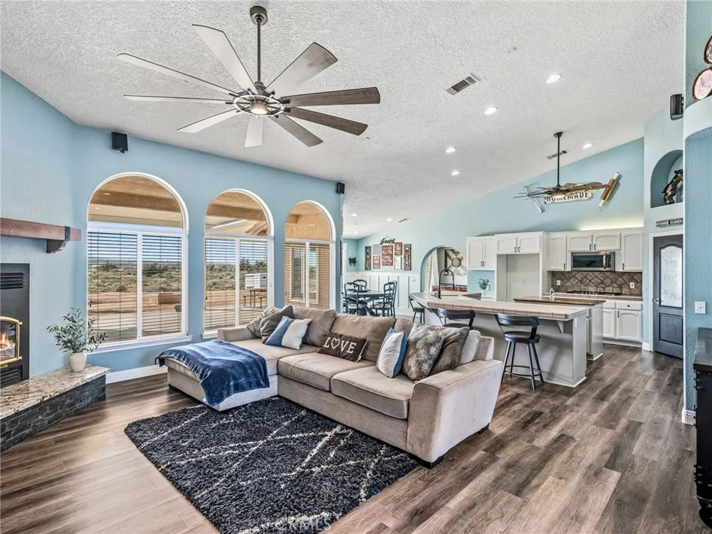 6232 Coriander Oak Hills, CA 92344