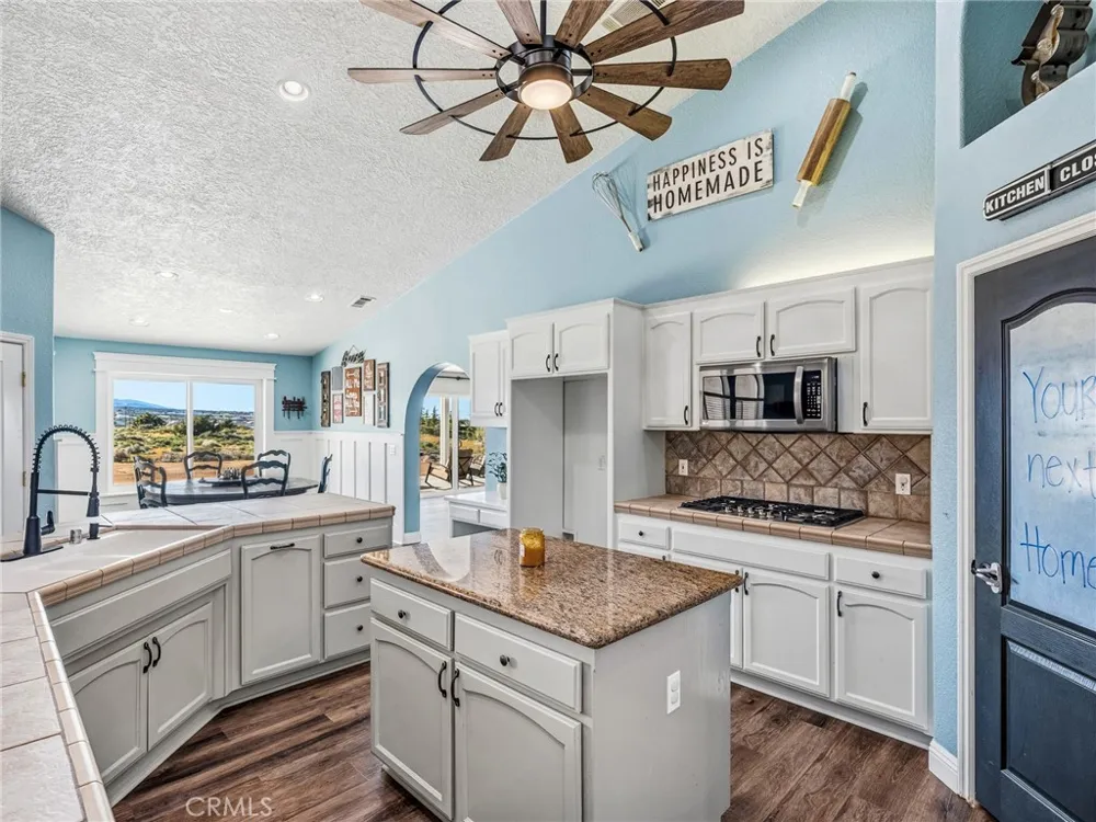 6232 Coriander Oak Hills, CA 92344