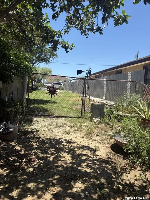 563 LA PALOMA DR Eagle Pass, TX 78852