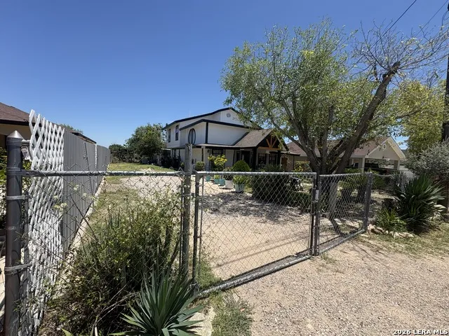 563 LA PALOMA DR Eagle Pass, TX 78852