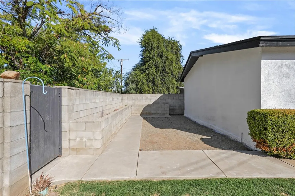 24 S Ash St Redlands, CA 92373