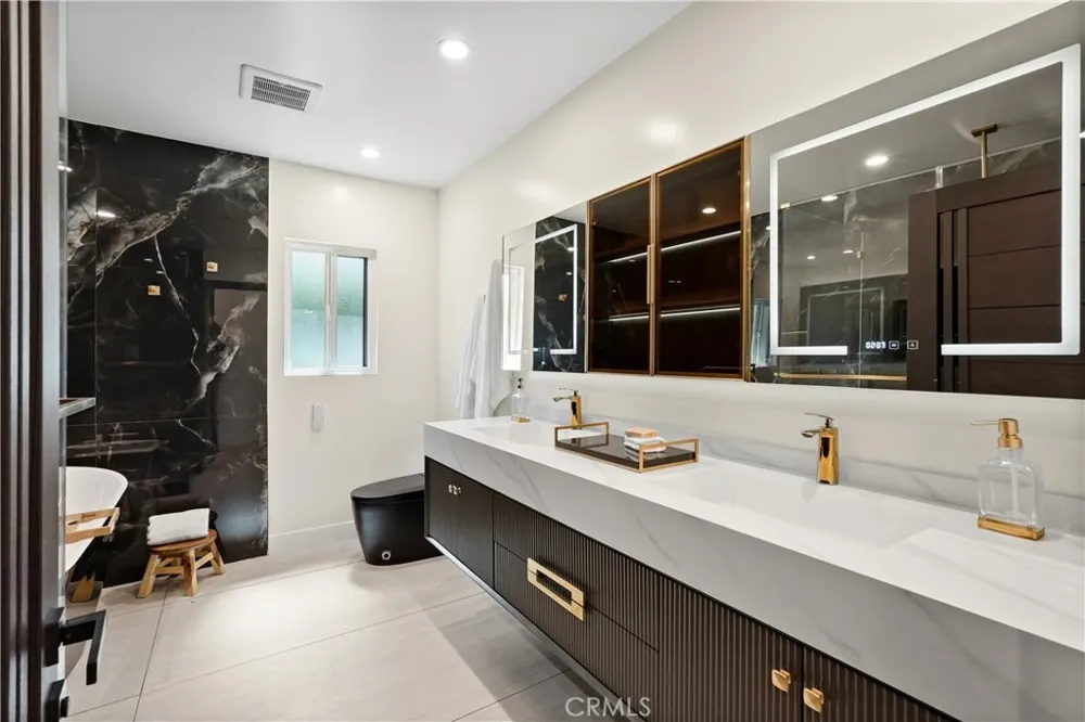 16158 Magnolia Encino, CA 91436
