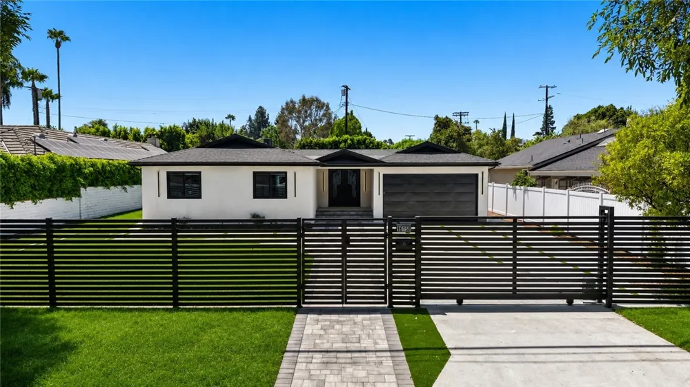 16158 Magnolia Encino, CA 91436