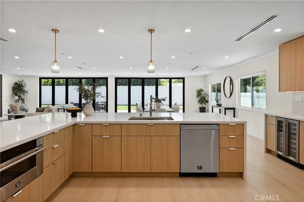 16158 Magnolia Encino, CA 91436