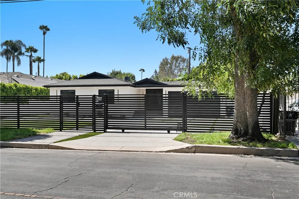 16158 Magnolia Encino, CA 91436