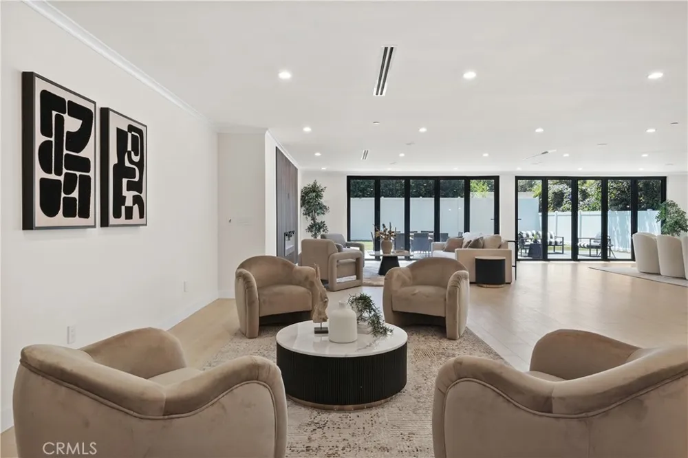 16158 Magnolia Encino, CA 91436
