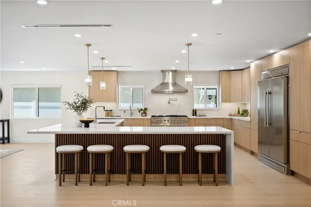 16158 Magnolia Encino, CA 91436