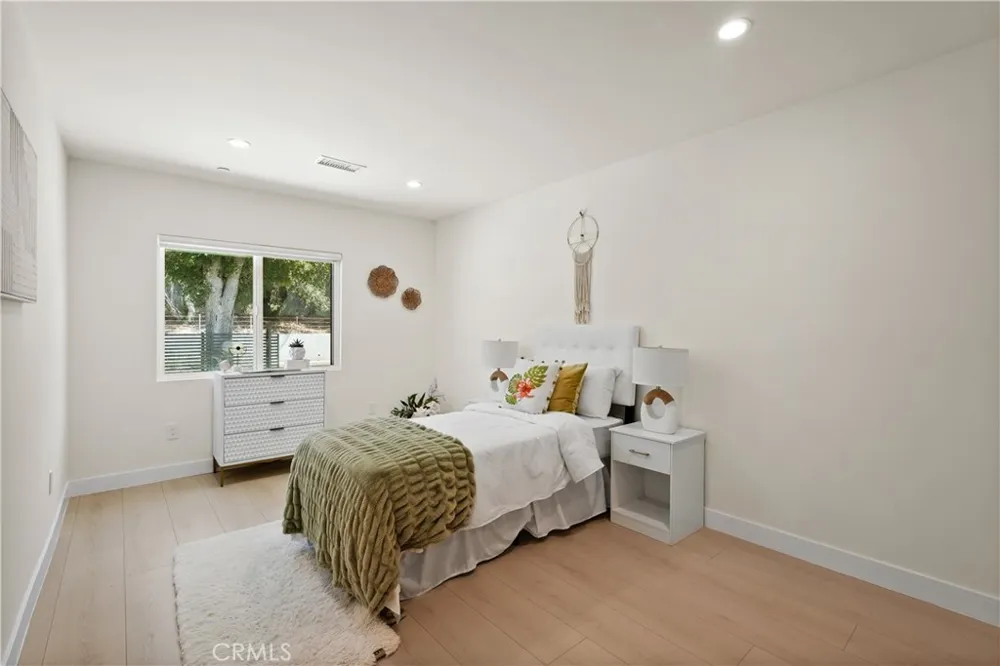 16158 Magnolia Encino, CA 91436