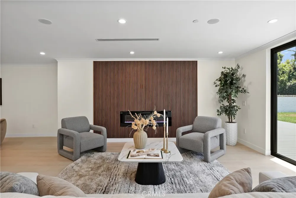 16158 Magnolia Encino, CA 91436