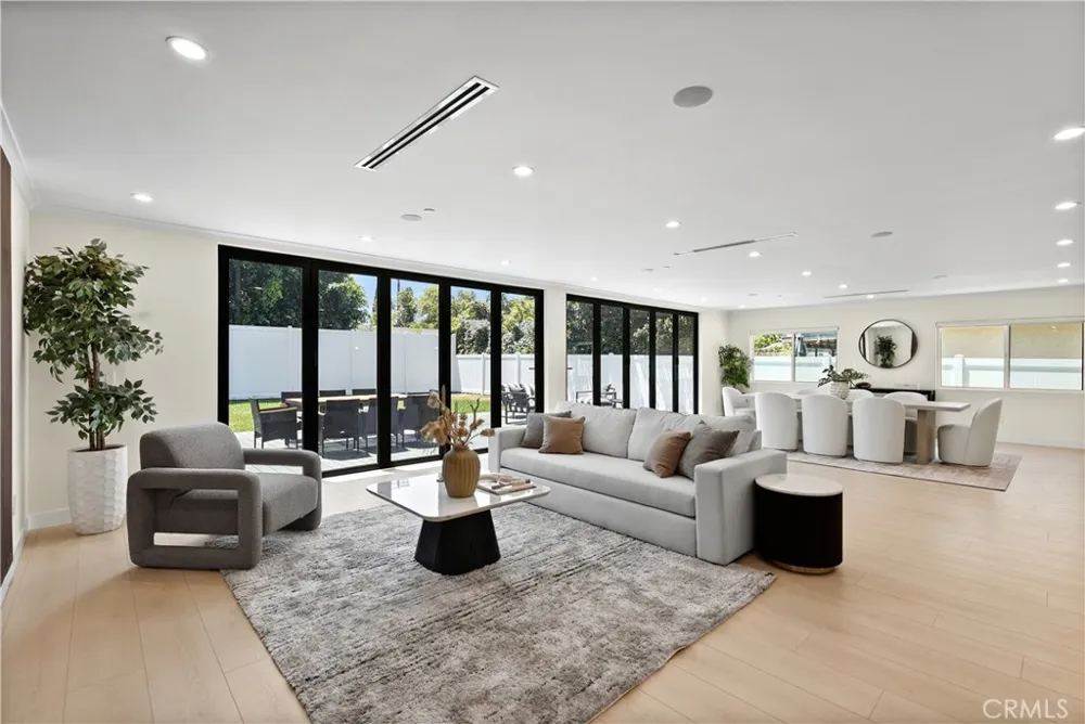 16158 Magnolia Encino, CA 91436