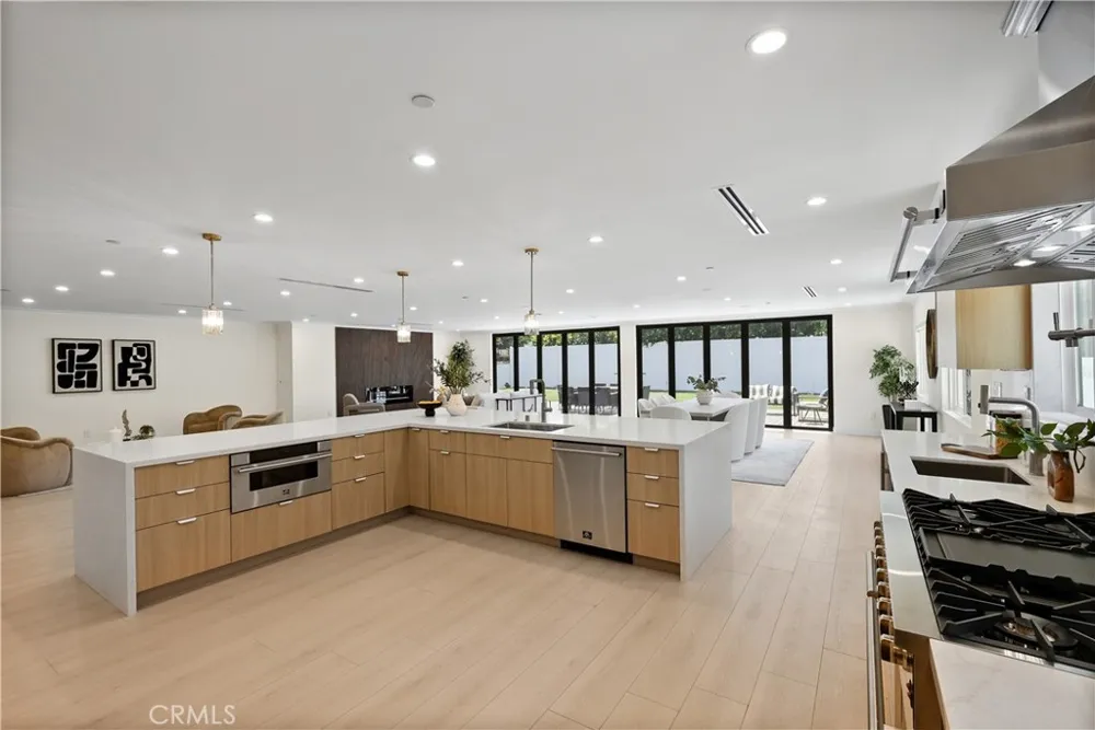 16158 Magnolia Encino, CA 91436