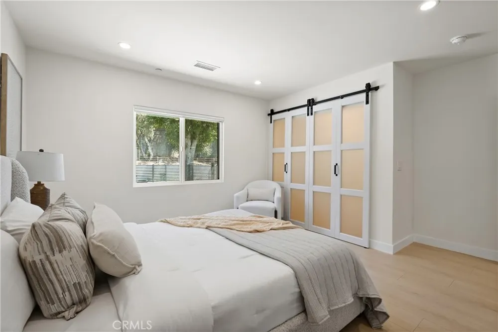 16158 Magnolia Encino, CA 91436