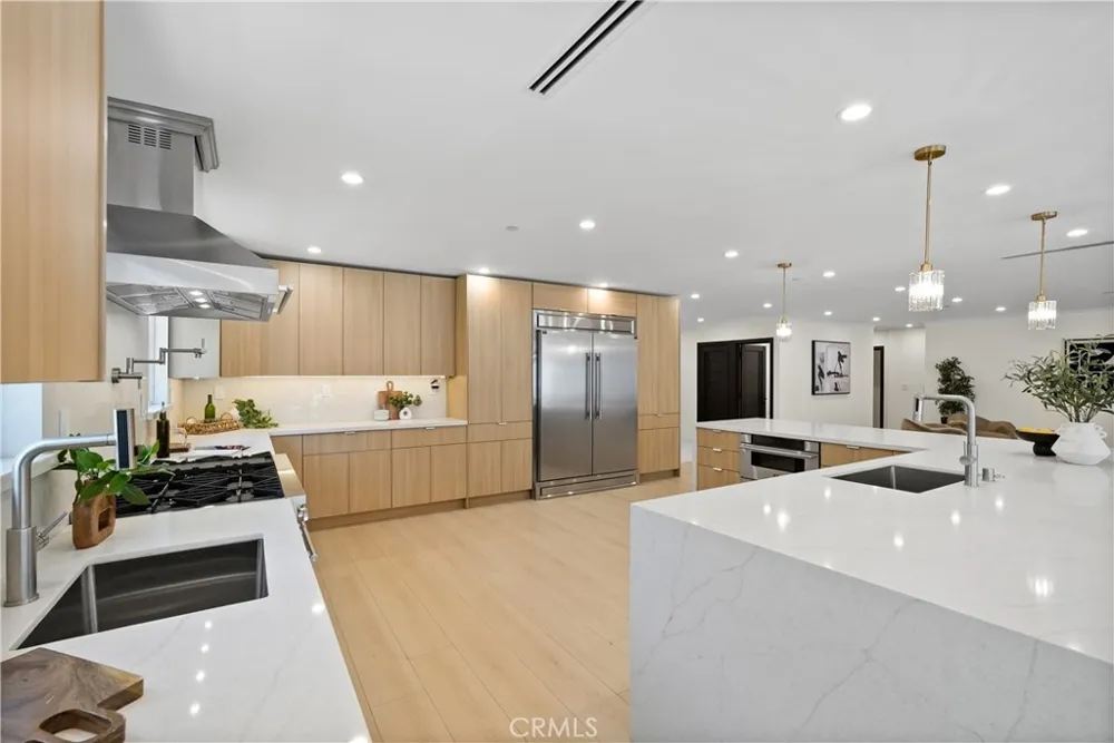 16158 Magnolia Encino, CA 91436