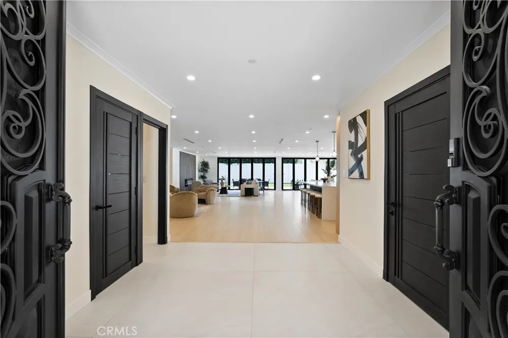 16158 Magnolia Encino, CA 91436