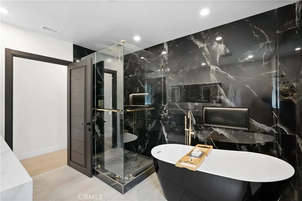 16158 Magnolia Encino, CA 91436