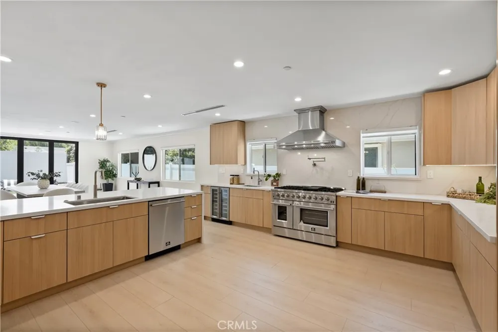 16158 Magnolia Encino, CA 91436