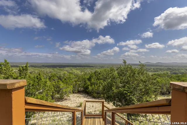 1114 Lakepark Dr Lakehills, TX 78063
