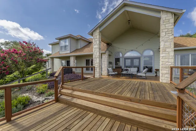 1114 Lakepark Dr Lakehills, TX 78063