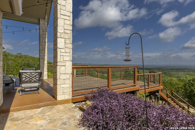 1114 Lakepark Dr Lakehills, TX 78063