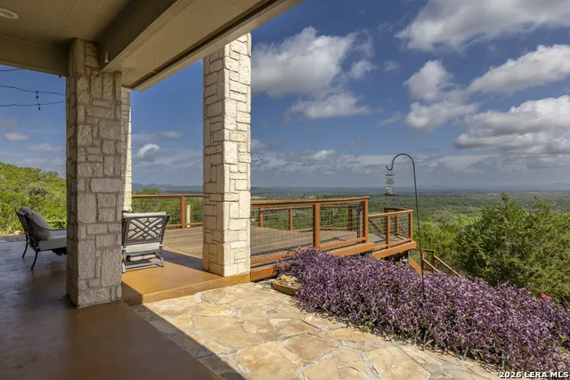 1114 Lakepark Dr Lakehills, TX 78063