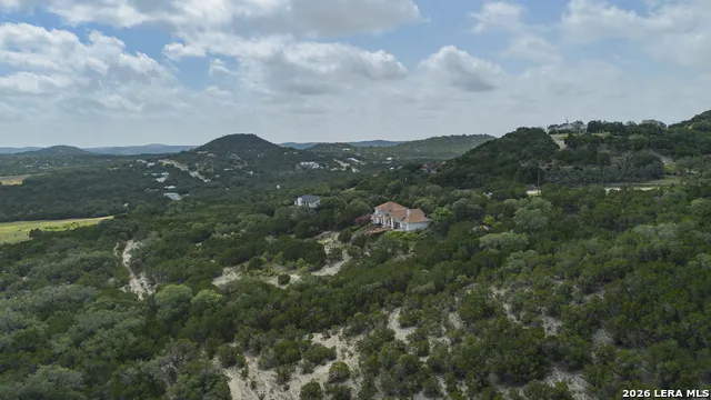 1114 Lakepark Dr Lakehills, TX 78063