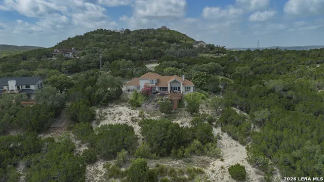 1114 Lakepark Dr Lakehills, TX 78063
