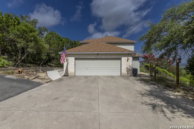 1114 Lakepark Dr Lakehills, TX 78063