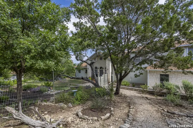 1114 Lakepark Dr Lakehills, TX 78063