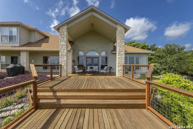 1114 Lakepark Dr Lakehills, TX 78063