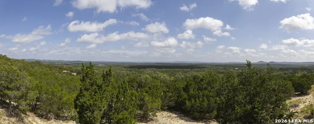 1114 Lakepark Dr Lakehills, TX 78063