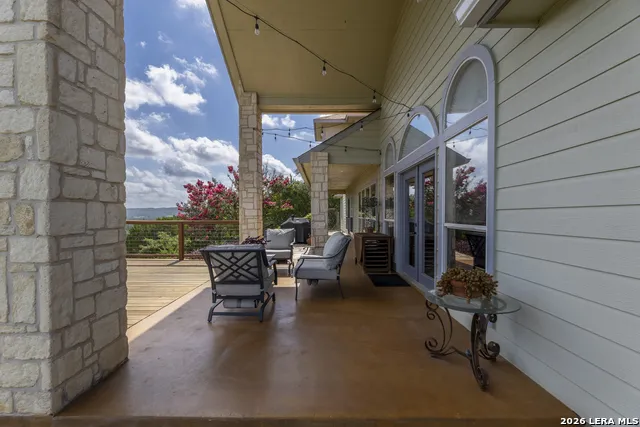 1114 Lakepark Dr Lakehills, TX 78063