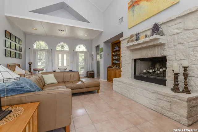 1114 Lakepark Dr Lakehills, TX 78063