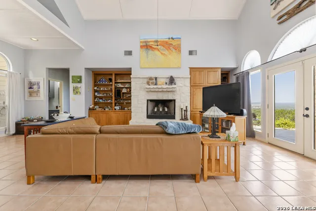 1114 Lakepark Dr Lakehills, TX 78063