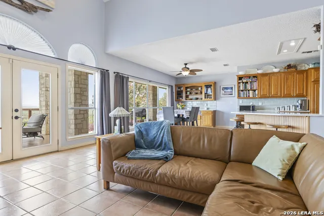 1114 Lakepark Dr Lakehills, TX 78063