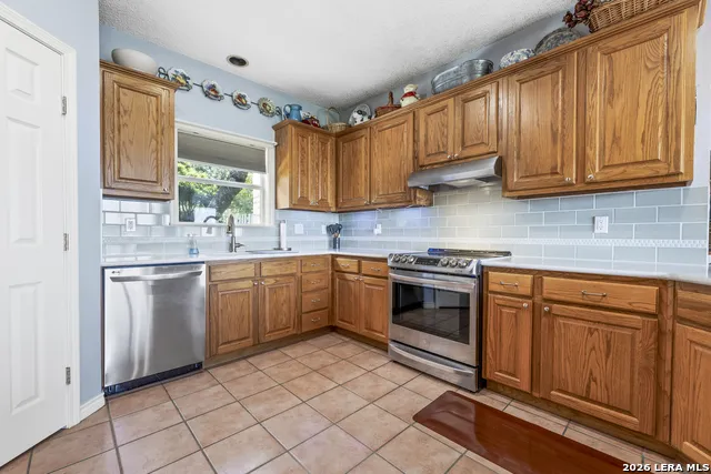1114 Lakepark Dr Lakehills, TX 78063