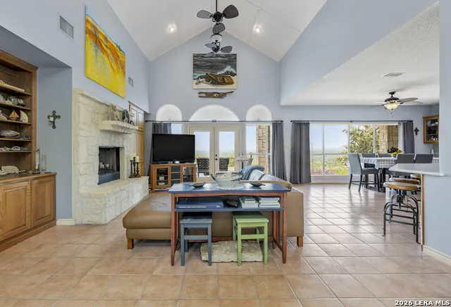 1114 Lakepark Dr Lakehills, TX 78063