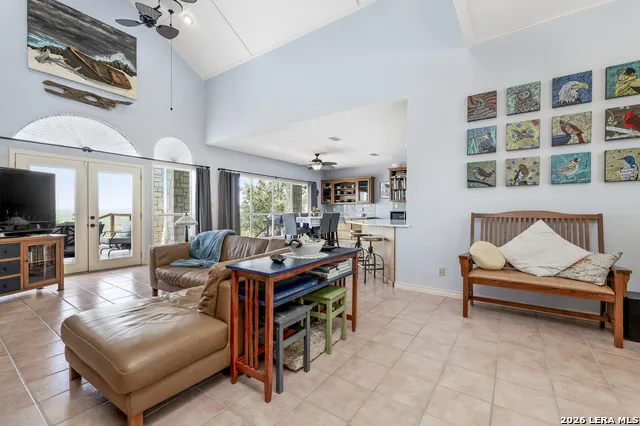1114 Lakepark Dr Lakehills, TX 78063